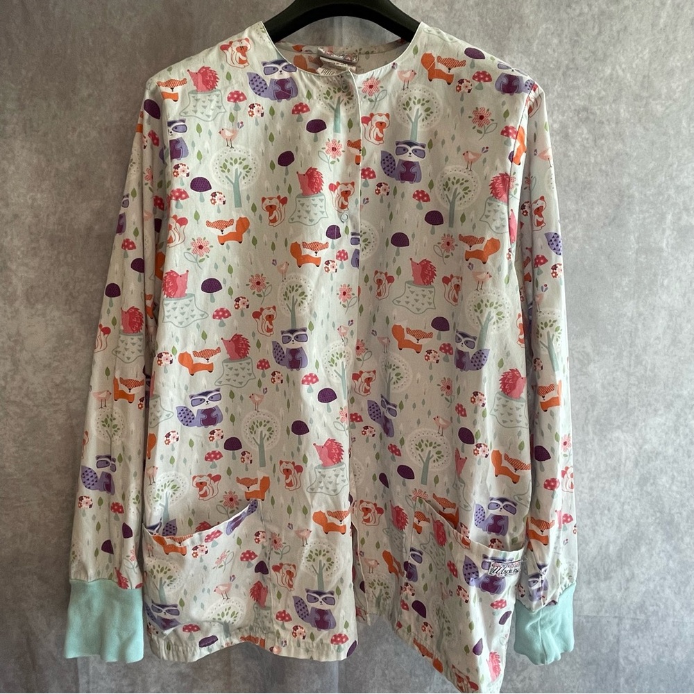 UA Scrubs Colorful Woodland Animals Patterned Jacket (L)